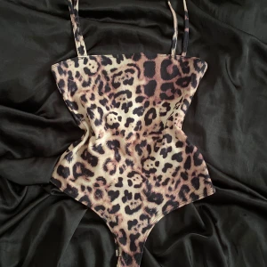 Leopard body - Jätte söt body men får ej användning av den den är stretchig och sitter fint🐆 