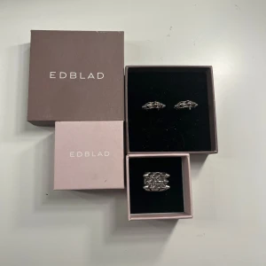 Edblad smycken  - Säljer både ringen och örhängen smed nitar i silver från Edblad💕 rengörs innan jag fraktar!! Ny pris på båda är 399, säljer dessa två för 500kr💕 