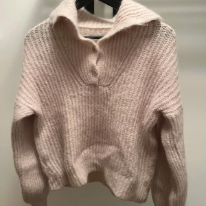 Stickad tröja - Superfin beige stickad tröja med knappar och en liten krage. Väldigt bra skick💕 nypris 499kkr. Köpt i en affär i Helsingborg. 