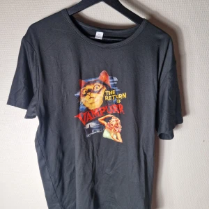 The Return Of Vampurr - En rolig tröja att införskaffa under Halloweenmånaden. XL Helt ny! 100 % Bomull.