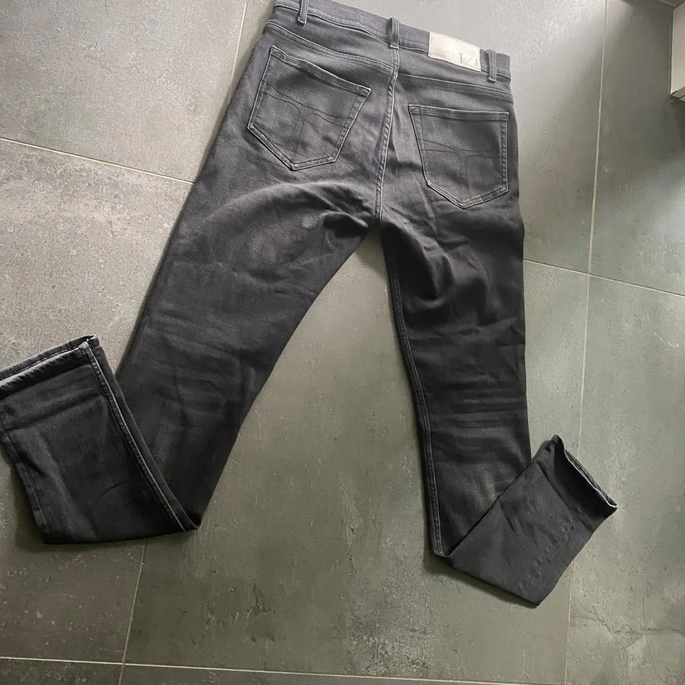 Ett par riktigt feta Tos Jeans med en skön tvätt❗️| Jeansen är i skick: 8,5/10✅| Jeansen har den populära modellen Evolve som sitter i Slimfit| Hör av er vid mer frågor!. Jeans & Byxor.