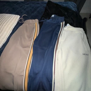 Just junkies/les delux - 2 st Just junkies byxor, ett par 600kr.  Les delux 600kr.  (Alla 3 par för 1500kr..)  Alla byxor är i storlek M! Är 1,83 passar perfekt. Nyskick!!