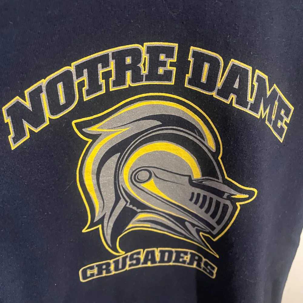 Vintage usa college sweatshirt mörkblå i storlek medium NotreDame crusaders college team. Måtten längd 65cm bred 54cm. Tröjor & Koftor.