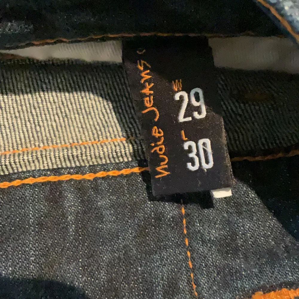 Säljer just nu dessa tvär feta Nudie Jeansen i storlek L 30 W 29, modell Grim Tim. Nypris är runt 1499 kr. Säljer dem för 599 kr❗️. Jeans & Byxor.