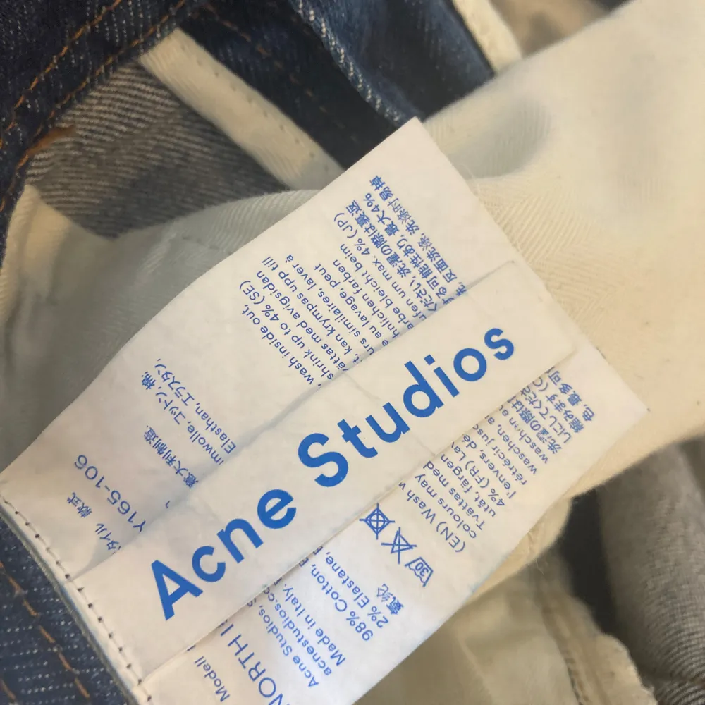 Väldigt snygga Acne jeans ifrån den väldigt limiterade jeans kollektionen ”blå konst”. Byxorna är i väldigt bra skick och har knappt tecken på användning.. Jeans & Byxor.