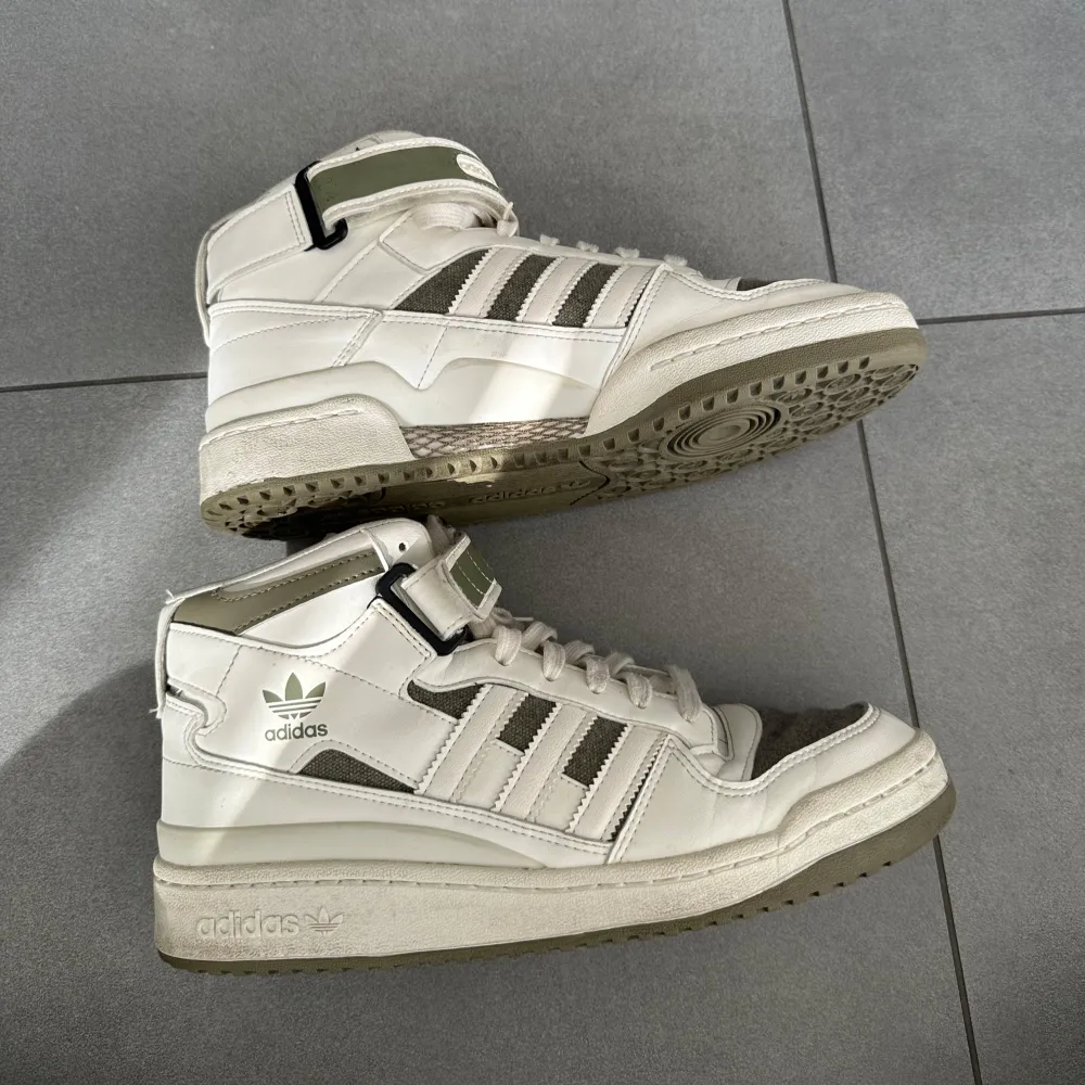 Adidas forum mod i färgen off white orbit green. Använda sparsamt. . Skor.