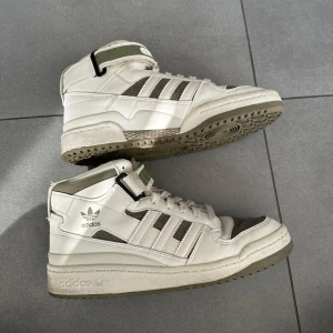 Adidas forum orbit green - Adidas forum mod i färgen off white orbit green. Använda sparsamt. 
