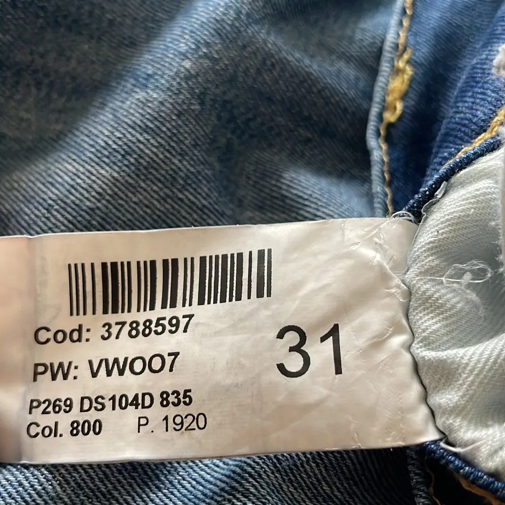 Tja, säljer dessa feta Dondup jeans eftersom de inte passat, de är i nyskick och det finns inga defekter på jeansen. Nypris ca 3000 mitt pris 899, priset är INTE spikat i sten. Hör av vid lilla minsta fundering. . Jeans & Byxor.