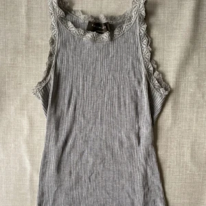 Linne Rosemunde Copenhagen  - Superfint och mjukt linne med spetskant från Rosemunde! Material silke och bomull. Funkar som underställ eller som sommartopp! Sparsamt använt, i fint begagnat skick. Sant till storlek. Nypris 500 kr. Hör gärna av er vid frågor! :)