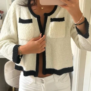 SÖKER! - Söker denna koftan! Kontakta om du har denna snälla🙏❤️  #chanelstyle #kofta #kontrasttrim