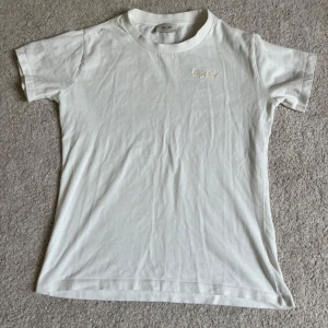 Whyred tröja  - Säljer en snygg whyred tröja för 199kr. Storlek Sus men passar 176cm. Är oanvänd och är i jätte bra skick. Om du har några frågor så finns jag i DM mvh MRcvb