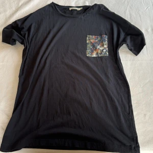 T-shirt från Whyred - Storlek M  - T-shirt från Whyred med normal passform. Storlek M. 