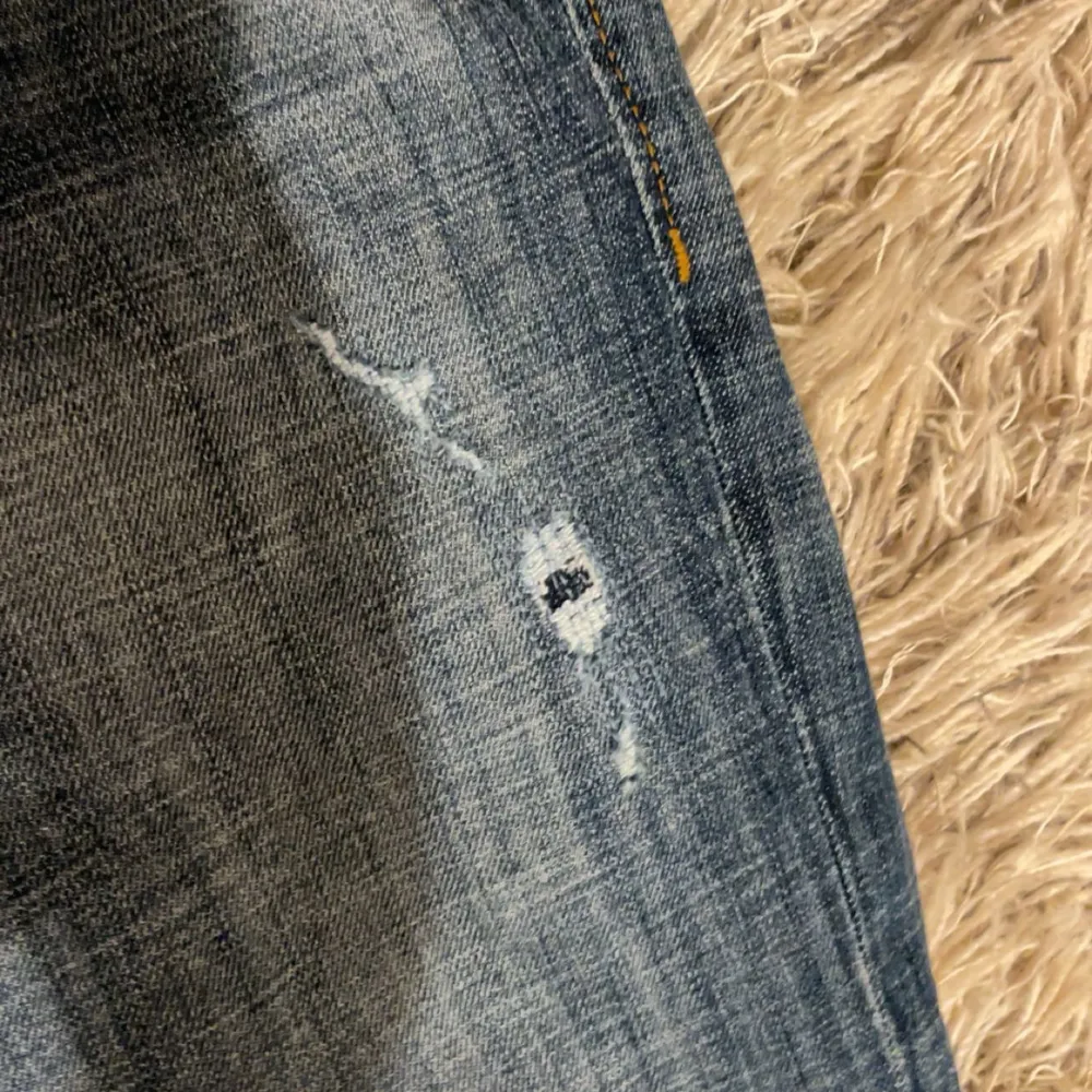 Jeans från märket Jack & Jones riktigt snygga men säljer för att dom inte kommer till användning längre inget fel på dom förutom att fram fickans söm har gått upp lite, Tveka inte att höra av dig vid fler frågor Mvh Elias🙌🏼. Jeans & Byxor.