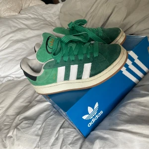 adidas campus 00 - säljer dessa fina skor, storlek 36 2/3 men passar mig som har storlek 37💚 hör av er vid fler frågor!!