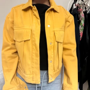 En enkel gul jacka - Gul orange färgad. Väldigt enkel kan kombineras med en söt outfit. Har inte använts så många gånger 