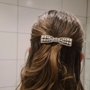 Hårspänne med pärlor och strass - Fint hårspänne med strass och strass. Jag har använt hårspännet en gång på en bal men det passar bra i vardagen också.