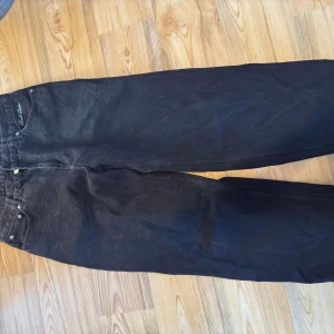 Svarta jeansbyxor från Sweet Skats - Snygga svarta jeansbyxor från Sweet Skats med klassisk femficksdesign. Byxorna har en rak passform och är perfekta för en avslappnad stil. De är tillverkade i ett robust denimtyg som ger en cool look.