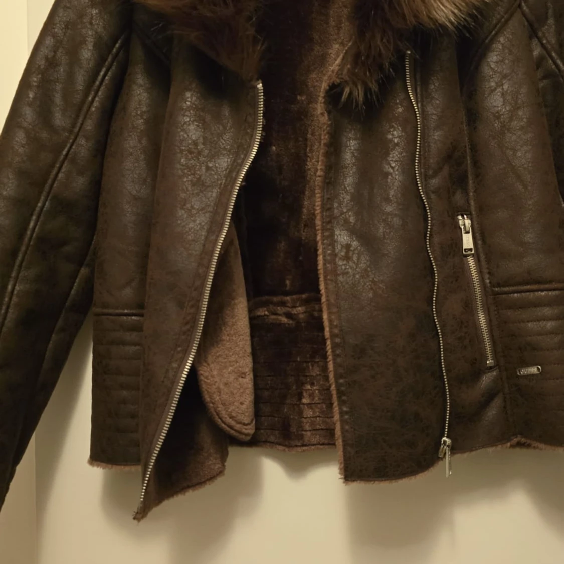 Brun skinnjacka med fuskpäls från Guess - 3