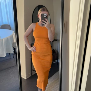 Orange ribbad klänning - Klänning från Chiquelle  Strl XS/S Aldrig använd. 📷 Säg till om du vill ha fler bilder så fixar jag det. 💸 Vid snabb affär kan ja tänka mig att sänka priset. ✉️ Köparen står för frakten. 📍 Kan mötas upp i Tyresö.
