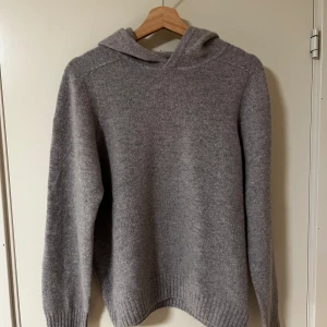 Gran Sasso hoodie  - Säljer en stilren grå hoodie från Gran Sasso, tillverkad i Italien. Nypris 2000kr