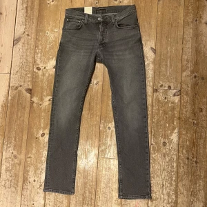 Nudie grim tid HELT NYA - Sjukt feta nudie jeans i modellen grim tim, slim fit😄Nya och helt oanvända! Nypris 1600, fört till kvarn🤩