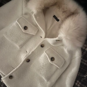Vit jacka med pälsdetalj från Chelsea  - Snygg jacka från Chelsea, knappt används! Köpt för 1000