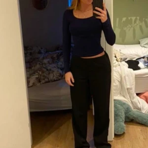 Svart topp - Snygg svart topp med långärmad design. Perfekt för en stilren look. Tillverkad i ett mjukt och bekvämt material. Ej min bild 