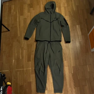 Nike Tech Tracksuit - Nike loggan på byxan har lossnat på en av bokstäverna. Därav priset