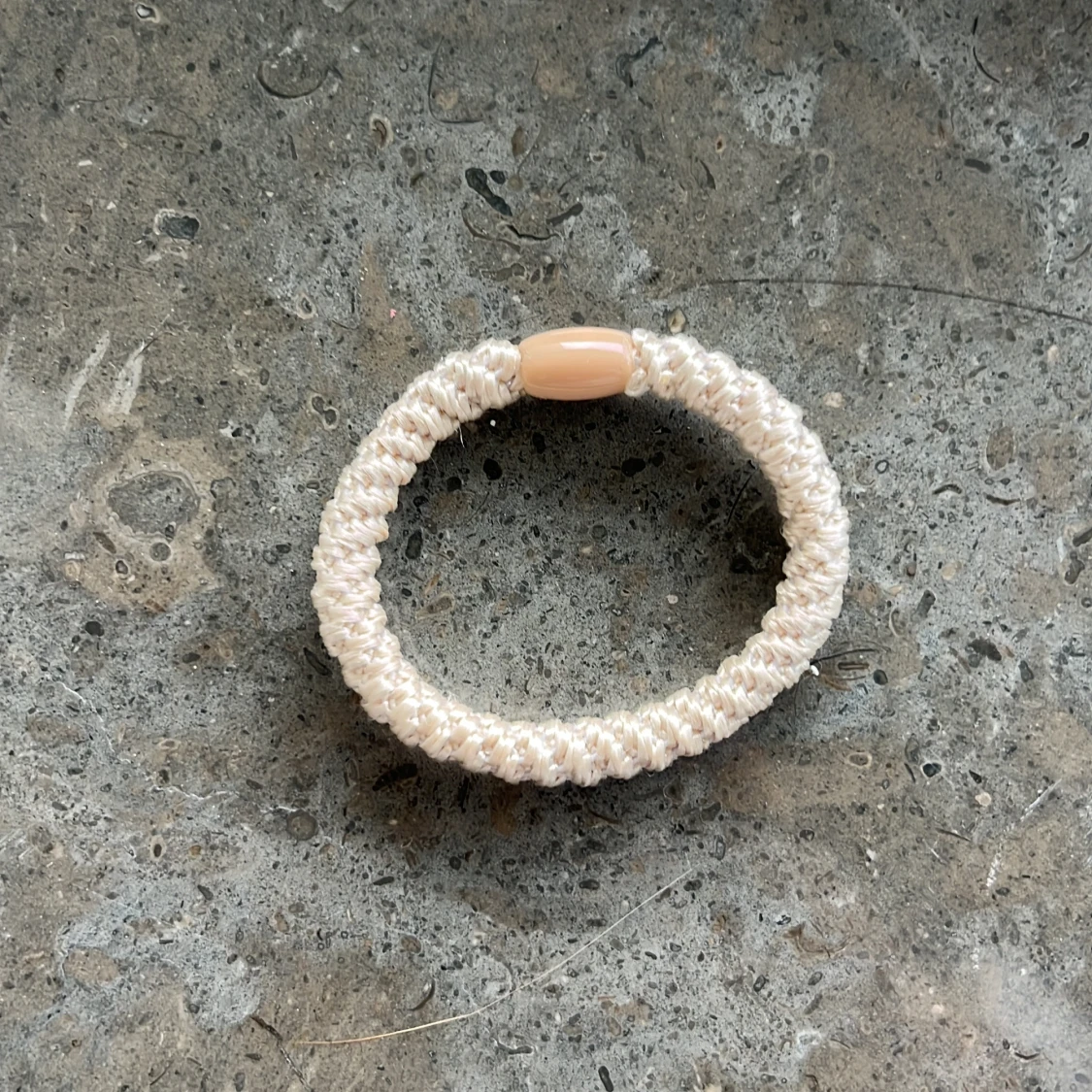 Tre beige kknekki armband - 1