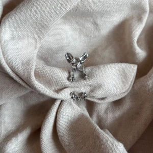 Hundring  - Gullig, silvrig ring med hund motiv, aldrig använd! Justerbar🩷
