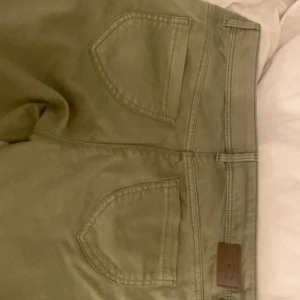 Militärgröna jeans - Snygga lågmidjade jeans från Tom Tailor. Skriv om du har frågor, tar även byten💗Några bilder är lånade.