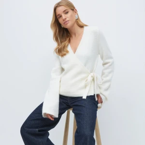 Vit omlottkofta - Super snygg vit stickad omlottkofta 