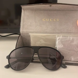  Solglasögon från Gucci - Väldigt snygga solglasögon från gucci, passar perfekt nu när de börjar bli varmare, köpt för 3000, pris kan diskuteras!