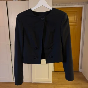 Kavaj/kofta svart - Köpt second hand men använd fåtal gånger av mig.