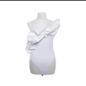 BODY FRÅN ZARA - Elegant body i färgen vit, fin till sommaren, använd men i bra skick, storlek s men är liten i storleken! 