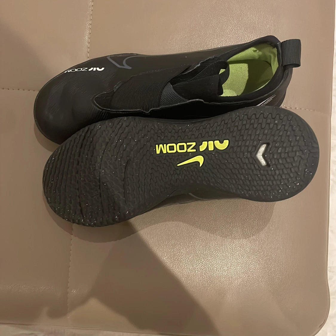 Svarta Nike fotbollsskor - 1