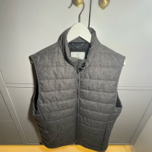 Väst Herr - Väst | Bläck (MQ-premium) | Grå färgskala | Dubbel dragkedja | Stl M | 185 cm & 72 kg han på bilden | Nypris ≈ 999