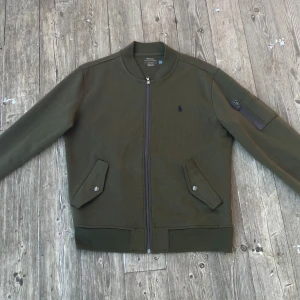 Ny tröja! Polo Ralph Lauren - Storlek: M Skick 9,9/10 nyskick inte en skråma(använd 1 gång det är därför jag skriver ny!) Nypris: 2200 säljer för 599 Hör av er om frågor!