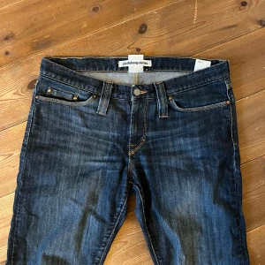 Mörkblå jeans från J.Lindeberg - Tvär feta J.Lindeberg jeans med en mörkblå wash och rak passform W30/L34, priset kan diskuteras!