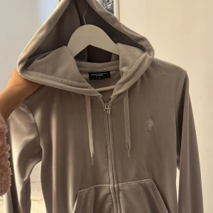 Grå/blå  hoodie från Juicy Couture - Säljer hela dressen med byxorna till nästan helt ny använd några gånger bara! Fler bilder kan skickas.