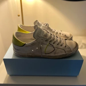 Philippe models  - Kollar om några är intreserade av dessa skor, Box följer med men inget kvitto tyvärr men dom är äkta från italien. Dom har lite defekter som jag kan skicka på privat, dom är väl använda. pris kan diskuteras. 