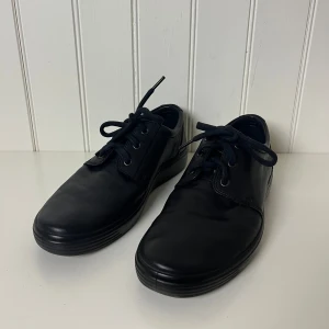 Ecco soft - Svarta putsbara skinnsneakers med snörning. Använda men väldigt gott skick. Storlek 40 men funkar även för 41. Vid frågor eller funderingar skriv DM! Kom med prisförslag ❗️