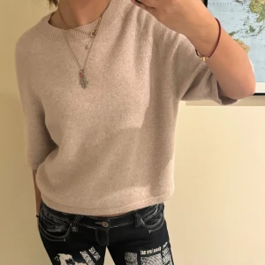 Beige tröja från & Other Stories - Beige populär tröja från & Other Stories. Trekvartsärmar och en rund halsringning. Storlek S, nypris 790kr. Skriv för frågor!