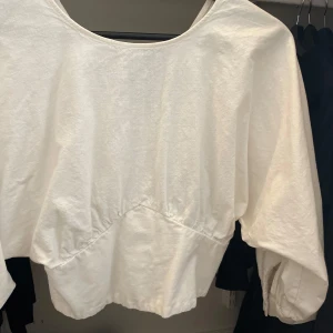 Vit blus från zara - Cool vit blus med v-ringning baktill, lite kortare i modellen, dragkedja vid ena sidan. Storlek M💌