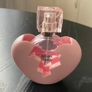 Thank U Next Ariana Grande - Thank U Next 30ml av ariana grande. Ca 20ml kvar och ord.pris på Lyko är 595kr. Kan sänka pris vid snabb affär.