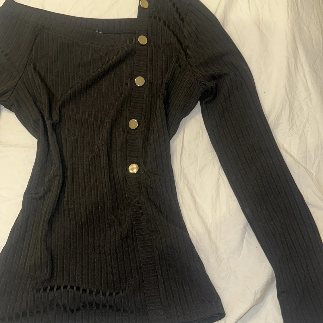 Svart ribbad offshoulder topp - 2