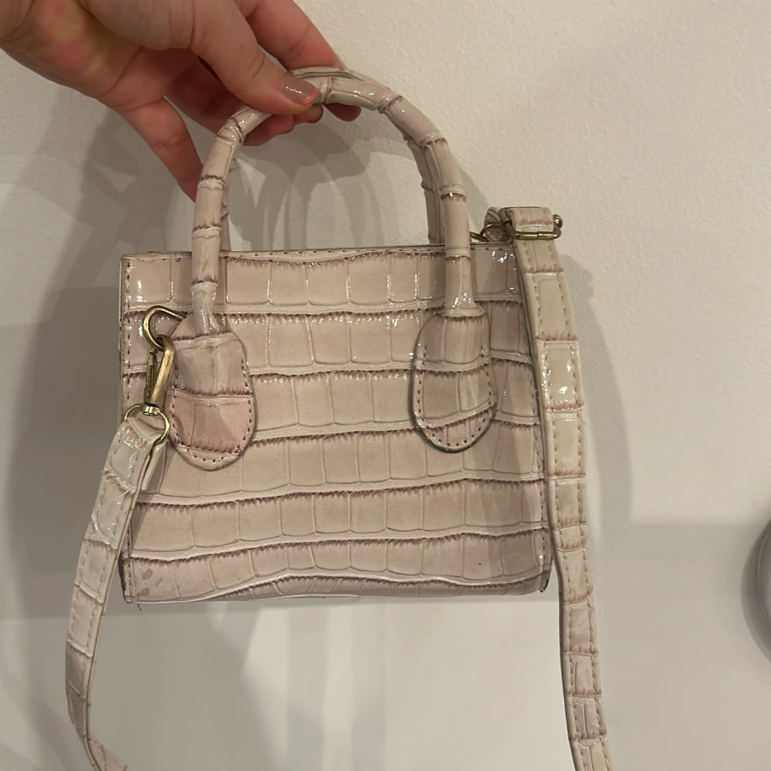 Beige handväska med krokodilmönster