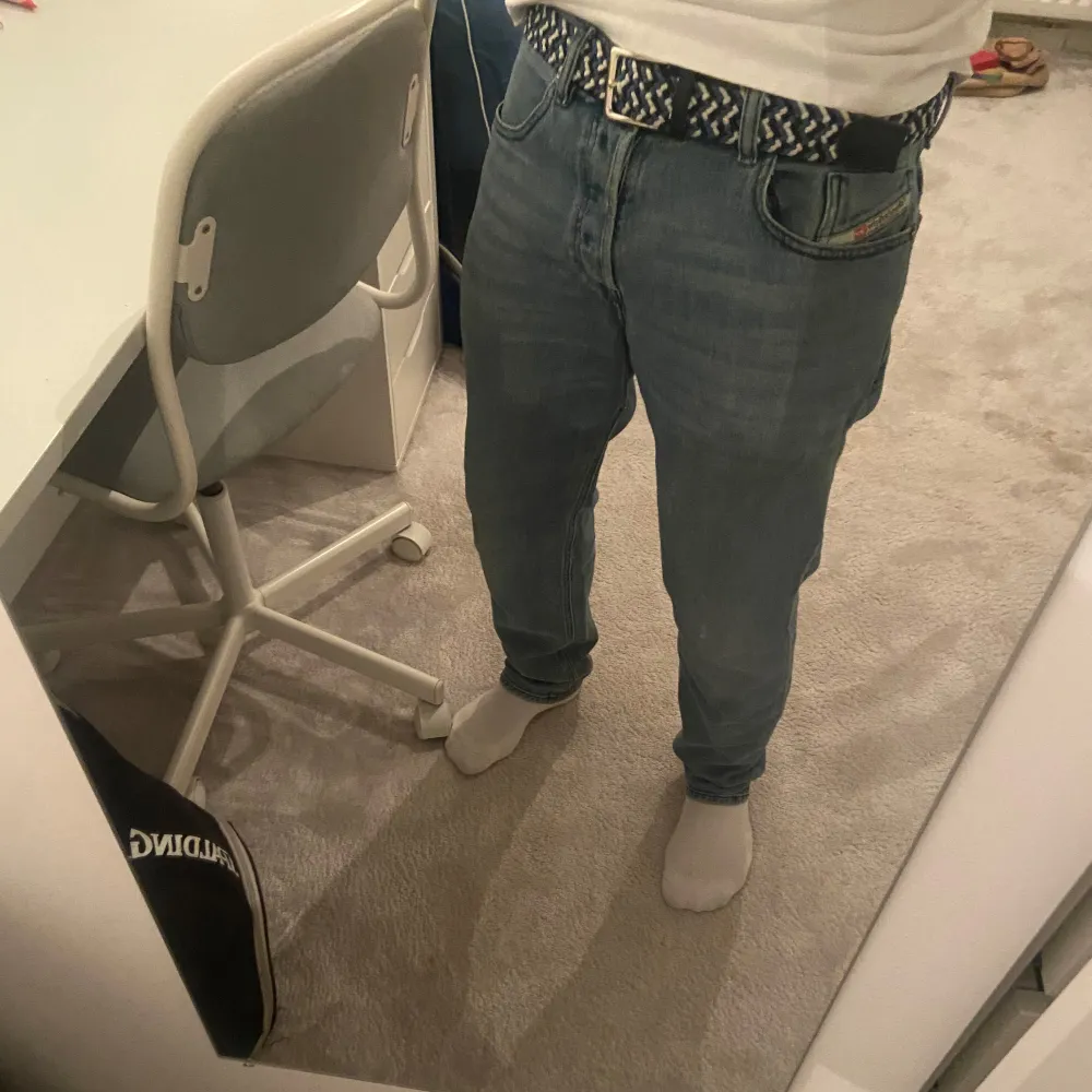 Snygga blå jeans från Diesel. Perfekta för en avslappnad stil. Märkesdetaljer på fickan och baksidan ger en extra stilpoäng. Diesel Jensen och ett skärp kommer med. Jag är öppen för byten och priset är inte satt i sten hör av er om ni har några frågor Ny pris 1500kr . Farkut & Housut.