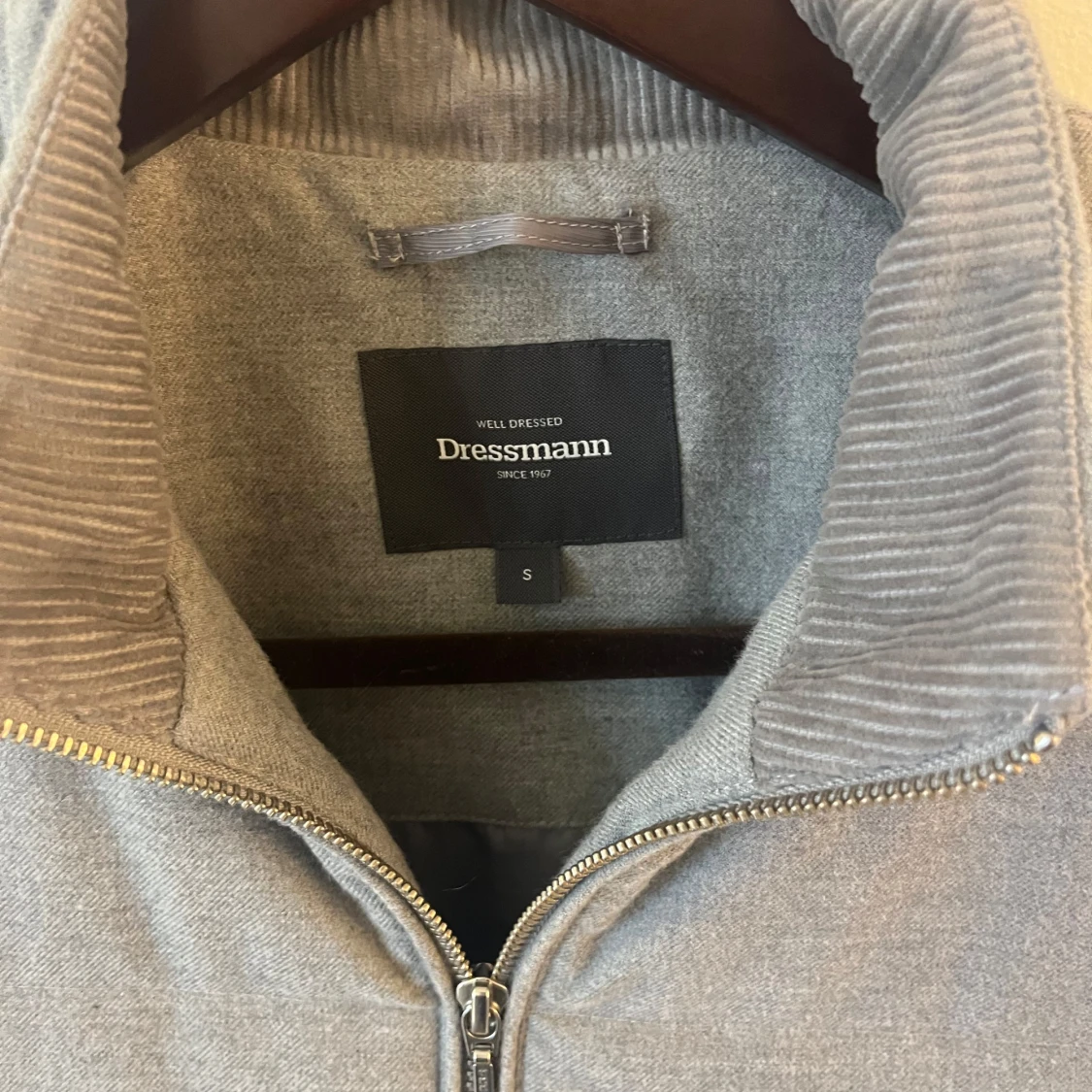 Grå quiltad väst från Dressmann - 2