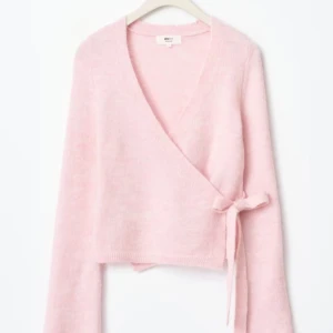 Wrap cardigan - En rosa stickad wrap cardigan från Gina Tricot. Jätte Bra skick och nästan aldrig använd. 💕